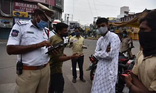 Traffic cops to crack whip on helmetless riders