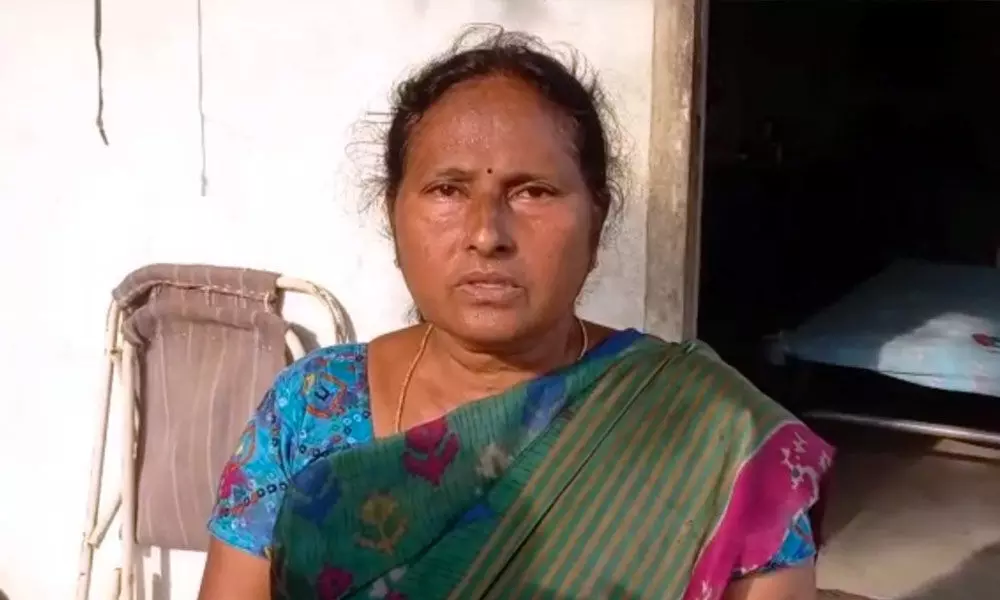 Sirisha, wife of Maoist leader Akkiraju Haragopal alias RK, speaking to press in Alakurapadu on Friday
