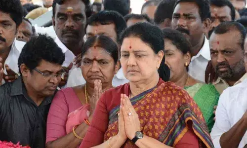 Sasikala visits Jaya mausoleum