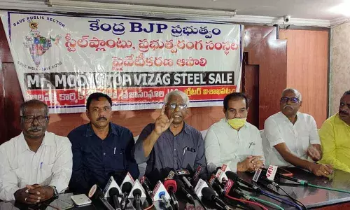 Visakha Ukku Parirakshana Porata Committee chairman Ch Narasinga Rao addressing the media in Visakhapatnam on Saturday
