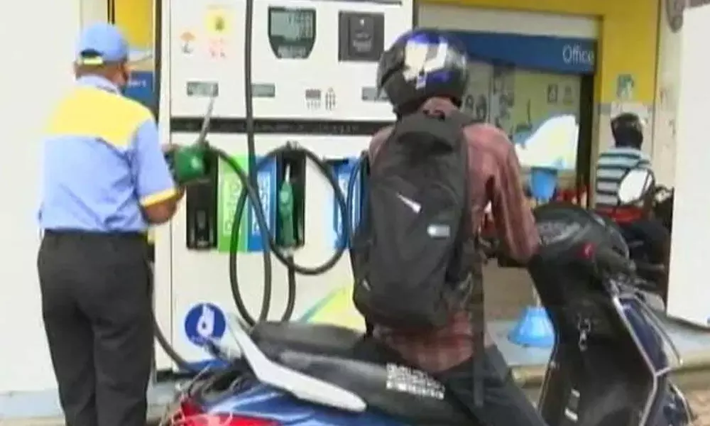 Centre in ‘discussion’ with Finance ministry to cut fuel prices