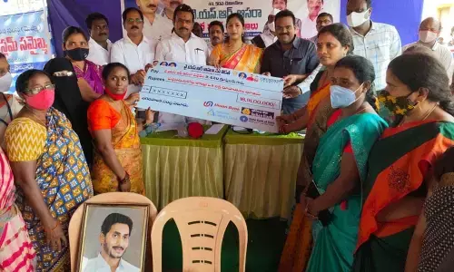 Mayor Shaik Noorjahan Pedababu distributing benefits to SHG women under YSR Aasara in Eluru on Monday