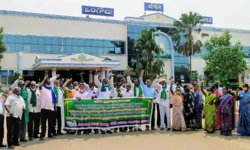 Members of Samyukt Kisan Morcha staging protest at railway station in Ongole on Monday
