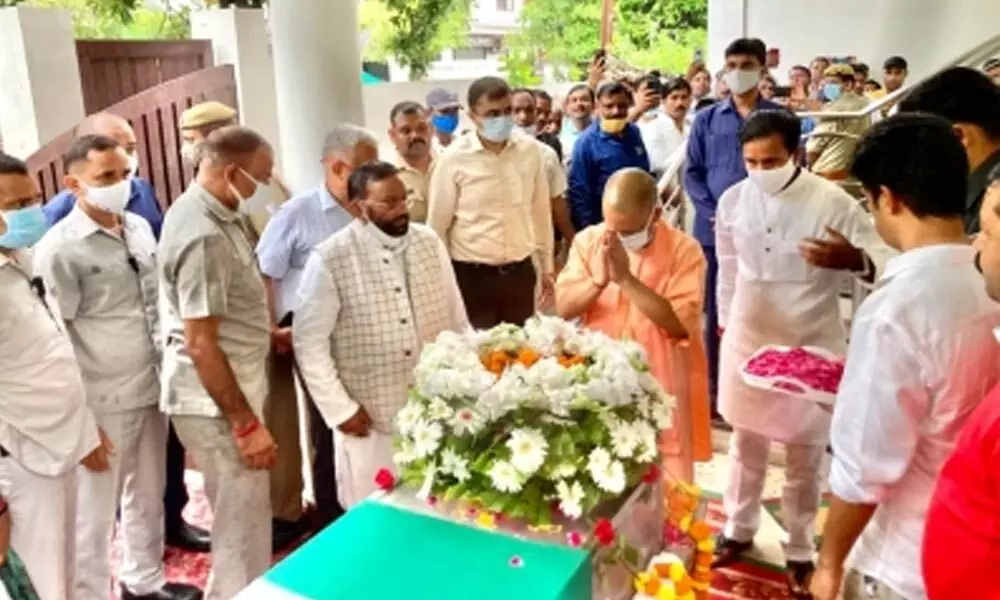 Yogi Adityanath, Akhilesh pay last respects to former UP Assembly Speaker