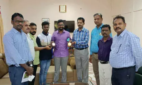 SGIET Markapuram director Audimulapu Vishal appreciating D Naganjaneyulu for his performance in National Youth Games Championship