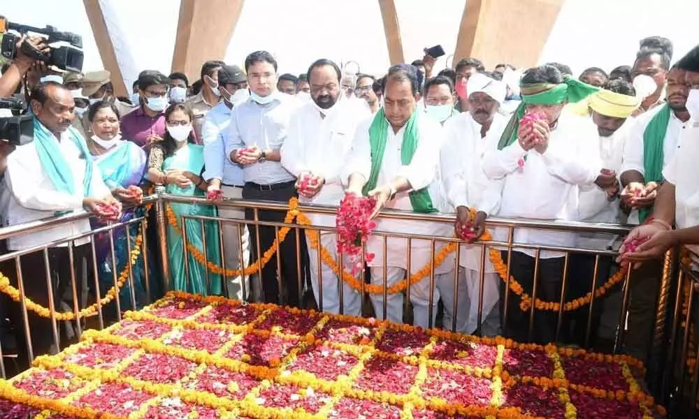 Minister Allola Indrakaran Reddy paying tributes to Komuram Bheem in Asifabad on Wednesday