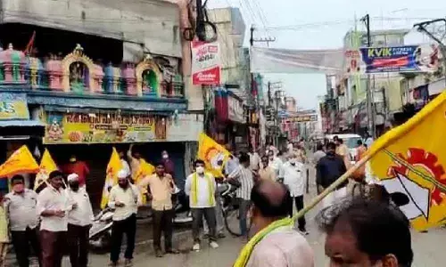 TDP leaders enforcing bandh in Mangalagiri