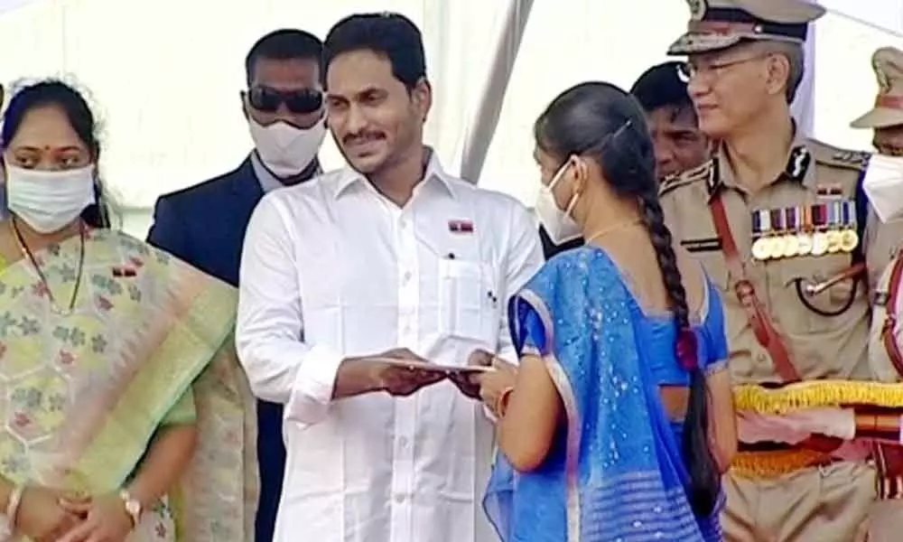 YS Jagan handover Rs. 10 lakh cheque to the kin