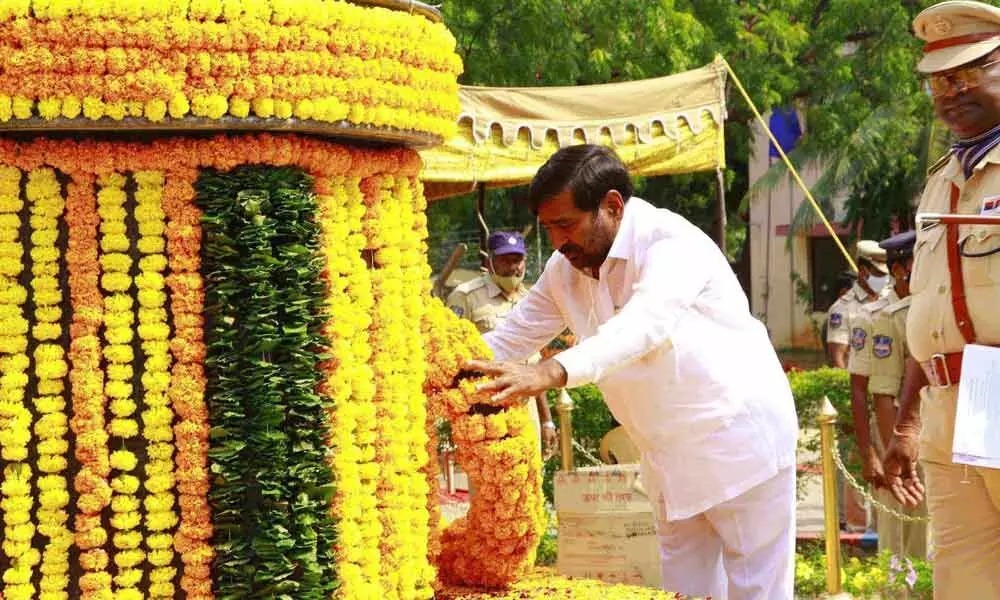Minister Jagadish Reddy paying floral tributes at the martyrs monument on the premises of district police office in Nalgonda on Thursday