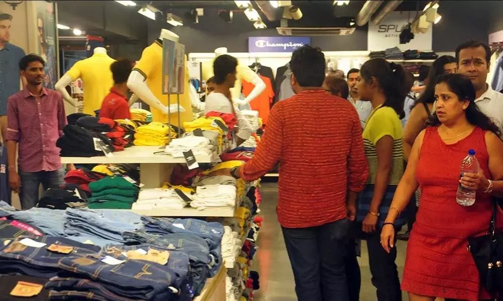 Tamil Nadu shop shut after huge crowd gathers to buy T-Shirt for 50 paise