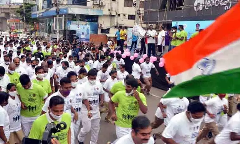 Hundreds run for creating awareness on cancer