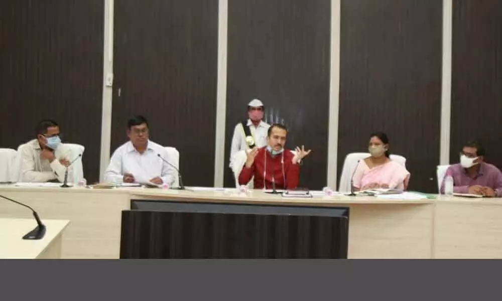 Collector Prashanth Jeevan Patil addressing the officials during a meeting on alternative crops in Nalgonda on Monday