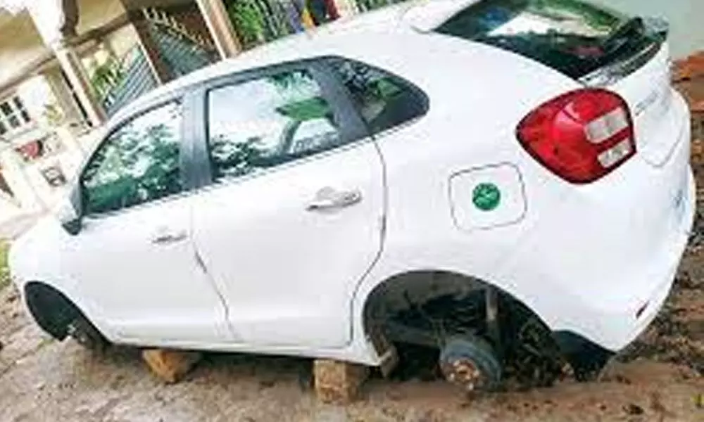 Thieves steal tyres of two cars in Mysuru