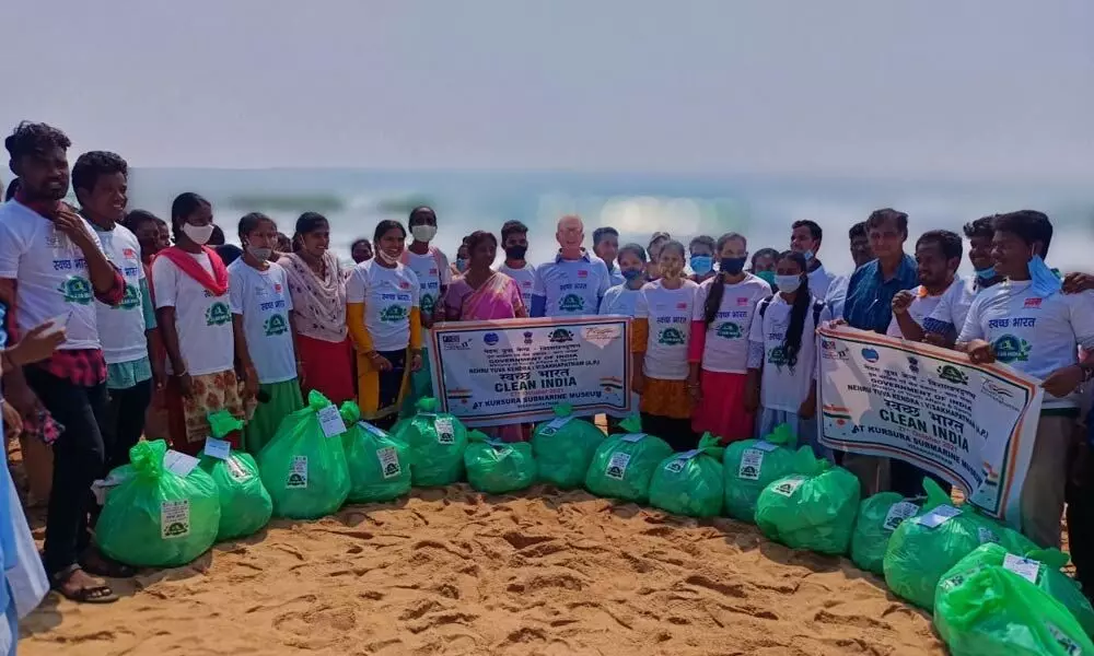 Nehru Yuva Kendra of Visakhapatnam members organising the ‘Clean India’ programme in Visakhapatnam on Wednesday