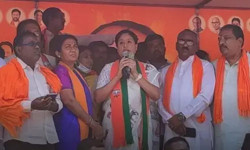 Former MP Vijayashanthi addressing people at Kamalapur in Hanumakonda district on Wednesday