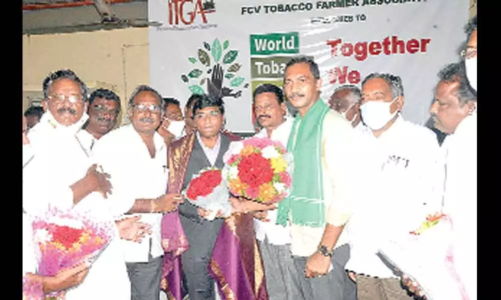 Tobacco growers felicitating Tobacco Board executive director Sridhar Babu in Ongole on Thursday