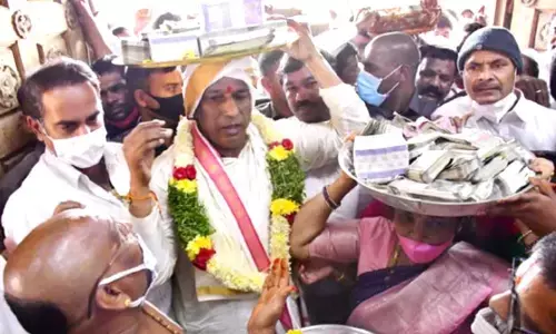 Minister Malla Reddy donates 3 kg gold worth cash to Yadadri