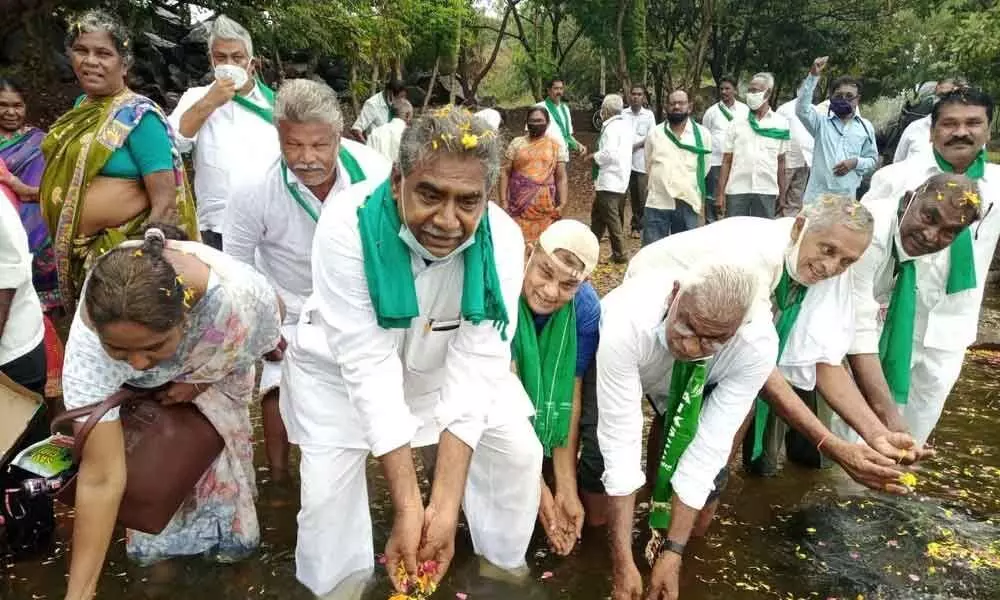 Samyukt Kisan Morcha leaders immersing the ashes of farmers killed in Lakhimpur Kheri in Gundlakamma river on Friday
