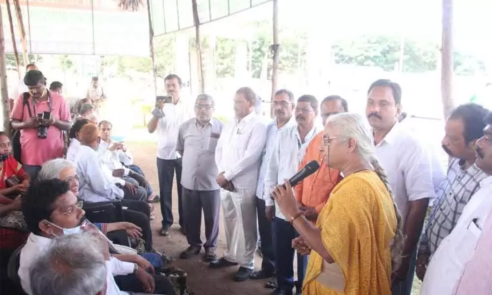 Social activist and Narmada Bachao Andolan founder Medha Patkar extending support to Ukku stir at Kurmannapalem in Visakhapatnam on Saturday