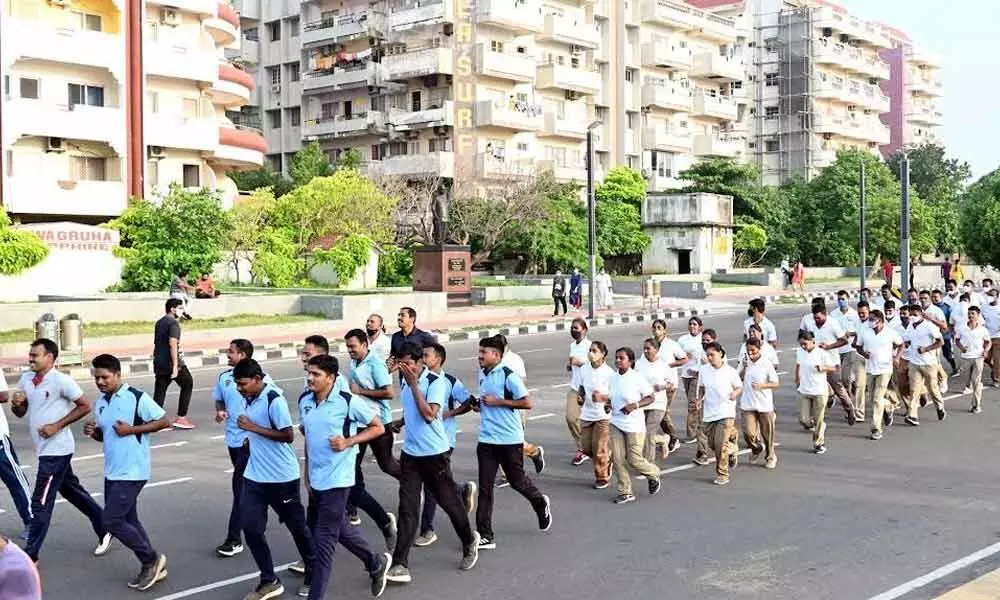 Armed Reserve personnel along with other police taking part in the Ekta Run organised on Beach Road in Visakhapatnam on Sunday