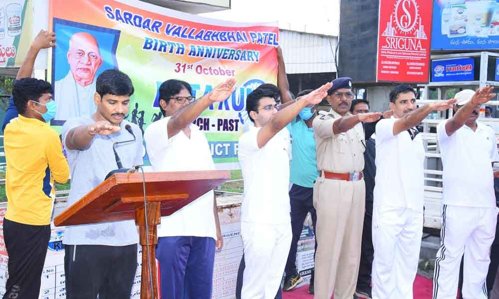 SP Sudheer Kumar Reddy flags off Unity Run in Kurnool