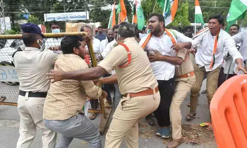 The police stopping the Congress Kisan Morcha leaders from entering the Collectorate at Khammam on Monday.