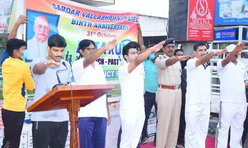 Students and police personnel taking a pledge at Unity Run at Raj Vihar Centre in Kurnool on Sunday