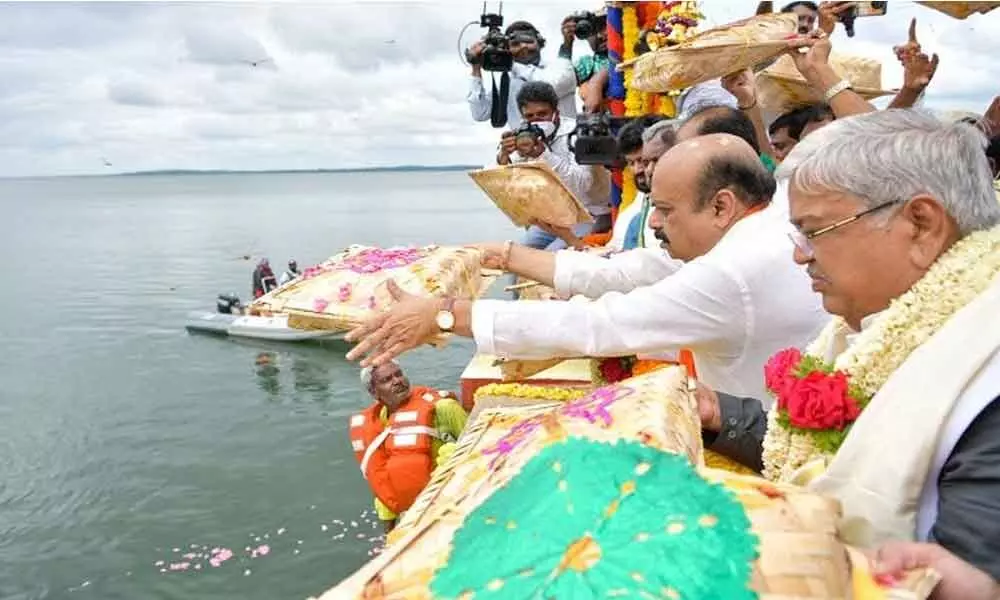 Bommai offers ‘bagina’ to Kabini reservoir