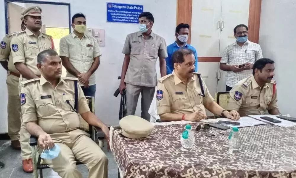 SP Rajendra Prasad counselling the youth not to fall prey to drugs or its trade, at Suryapet town police station on Wednesday