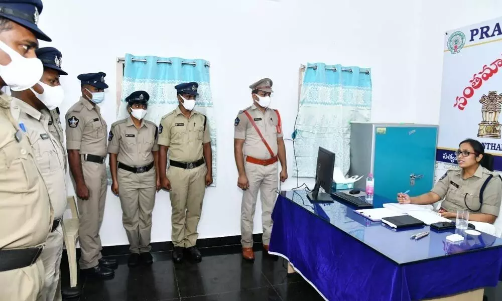Prakasam SP Malika Garg conducting the annual inspection at the Santhamaguluru police station on Wednesday