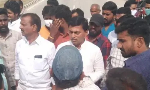 BJP State Spokesperson Anugu Rakesh Reddy speaking to farmers at Devannapet under Hasanparthy mandal in Hanumakonda district on Wednesday
