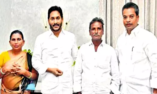 Rs.10 lakh Ex-gratia handed over to kin of girl murdered by lover in Vijayawada