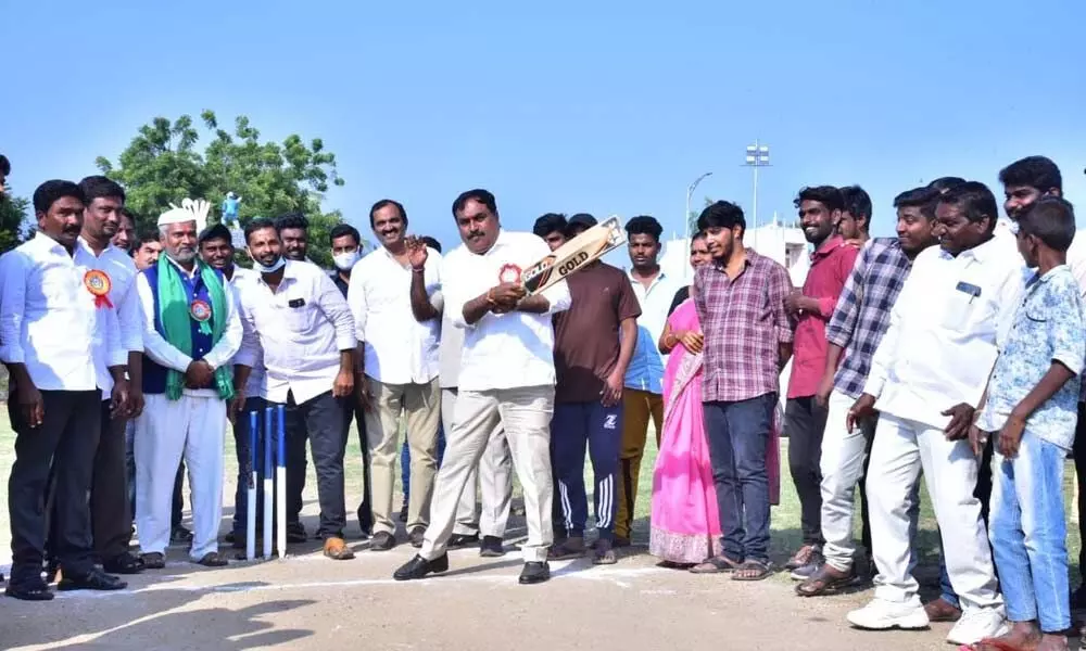 Minister for Panchayat Raj Errabelli Dayakar Rao batting on the last day of a cricket tournament at the Yathiraja Rao Park in Thorrur on Monday