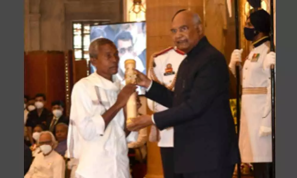 Harekala Hajabba, received the Padma Shri civilian honour from the President of India, Ram Nath Kovind, at New Delhi