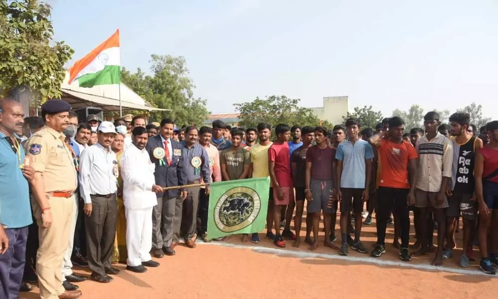 Minister Jagadish Reddy along with SP Rajendra Prasad  flagging off pre- army recruitment rally  in Suryapet on Monday