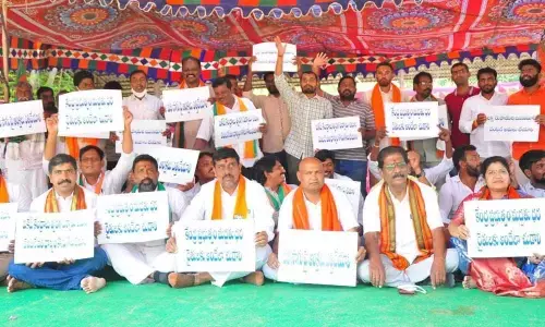 BJP and Kisan Morcha leader participating Rythu Nirasana Deeksha at Khammam and showing play cards during the programme.