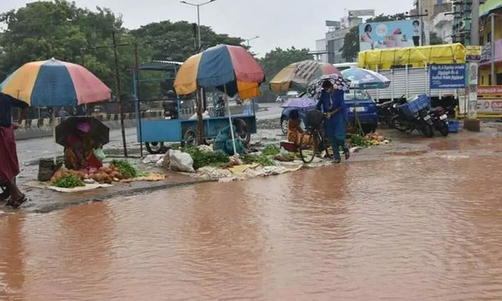 Rain lashes Ramanathapuram on Tuesday (Photo/thehindu)