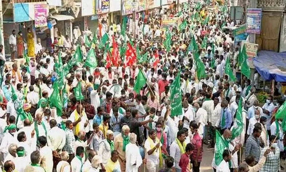 People participating in Maha Padayatra of Amaravati farmers in Prakasam district on Wednesday