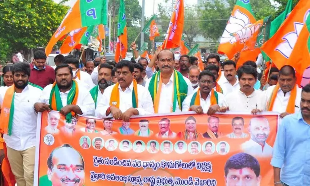 BJP leaders conducting protest demanding setup paddy procurement centres  in the State at Khammam on Thursday