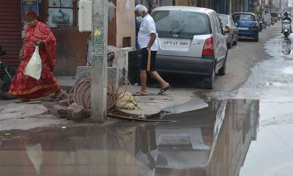 Residents of Warasiguda grapple  with shoddy roads, sewage woes