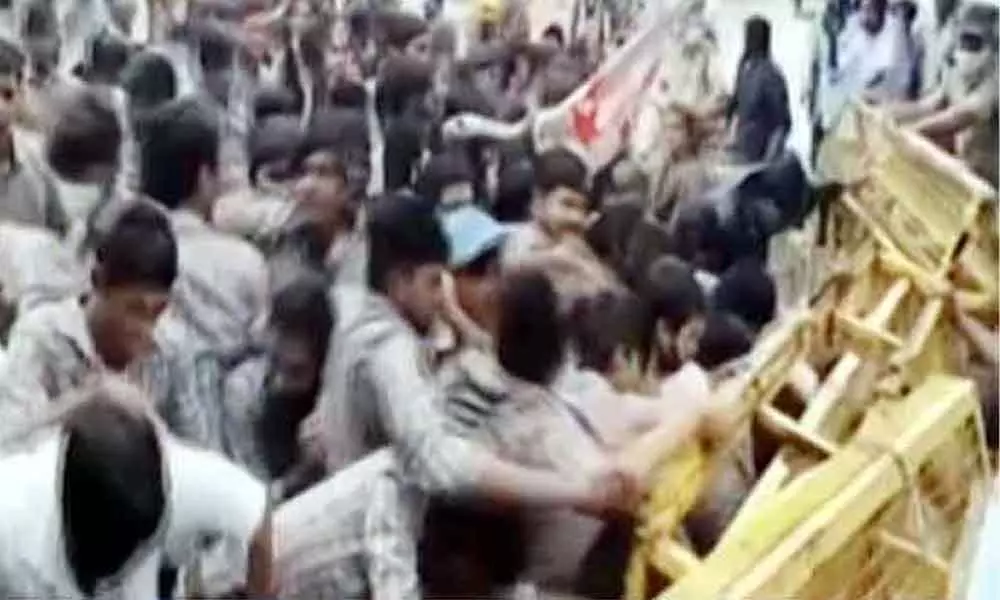 Tension grips at Kakinada collectorate amid altercation between students and police over protests