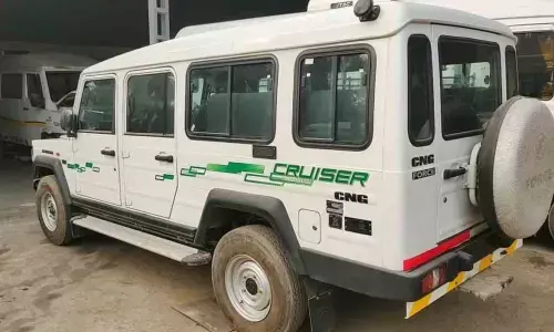 2 killed, 9 injured as car rams into lorry in Nalgonda