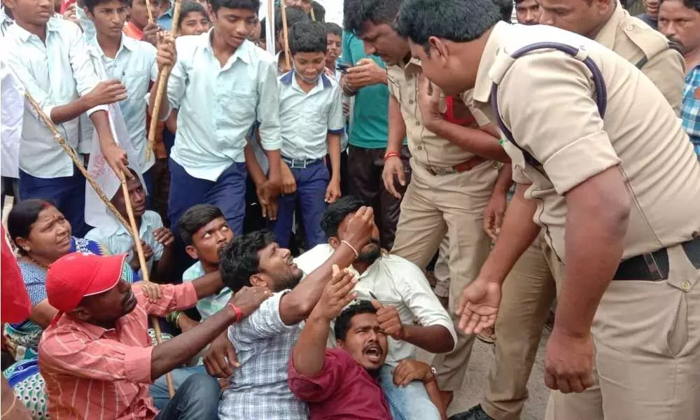 AIDMA and CITU leaders staging a road blockade at Ambedkar circle in Alur