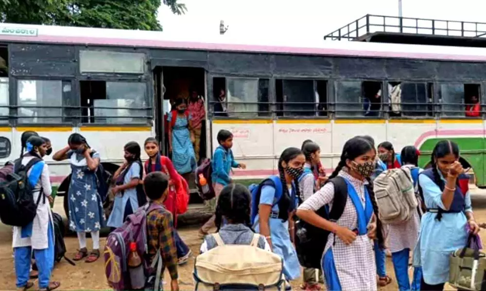 School students thank VC Sajjanar for bus service from Chennur to Kotapalli