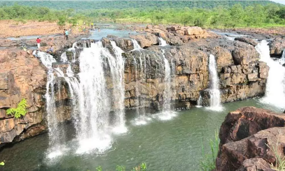 Making it to Bogatha waterfalls is a testimony to one’s physical fitness. The situation is no different to those turning to Laknavaram Lake