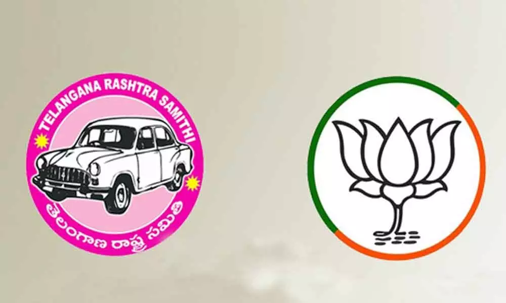 TRS, BJP workers pelt stones during Bandi’s visit