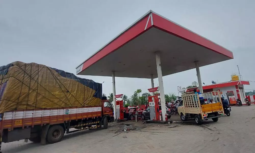A busy fuel outlet at Ponthanapalli in Karnataka borders near V Kota mandal of AP.