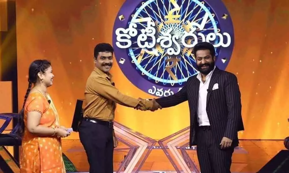 Junior NTR congratulating SI B Raja Ravindra after winning Rs one crore prize money on the sets of ‘Evaru Meelo Koteeswaraulu’ on Tuesday