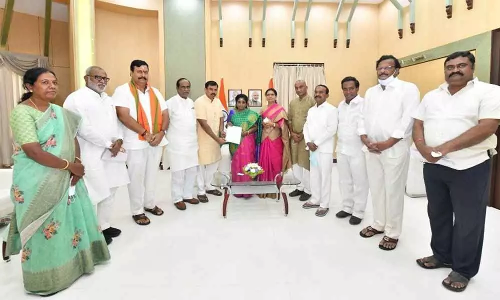 Telangana BJP delegation meets Governor Tamilisai