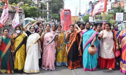 NFIW takes out LPG cylinder funeral procession in protest